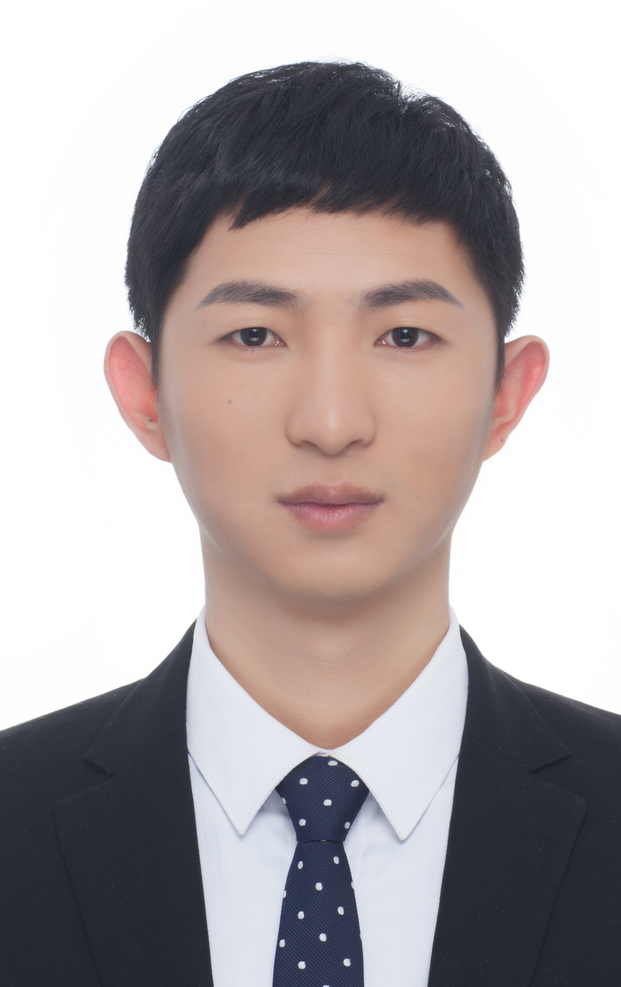 尤小满 证件照.jpg